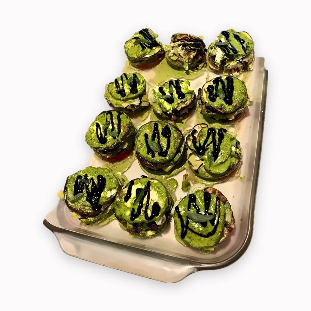 Charola de torres de berenjena con pesto y balsámico
