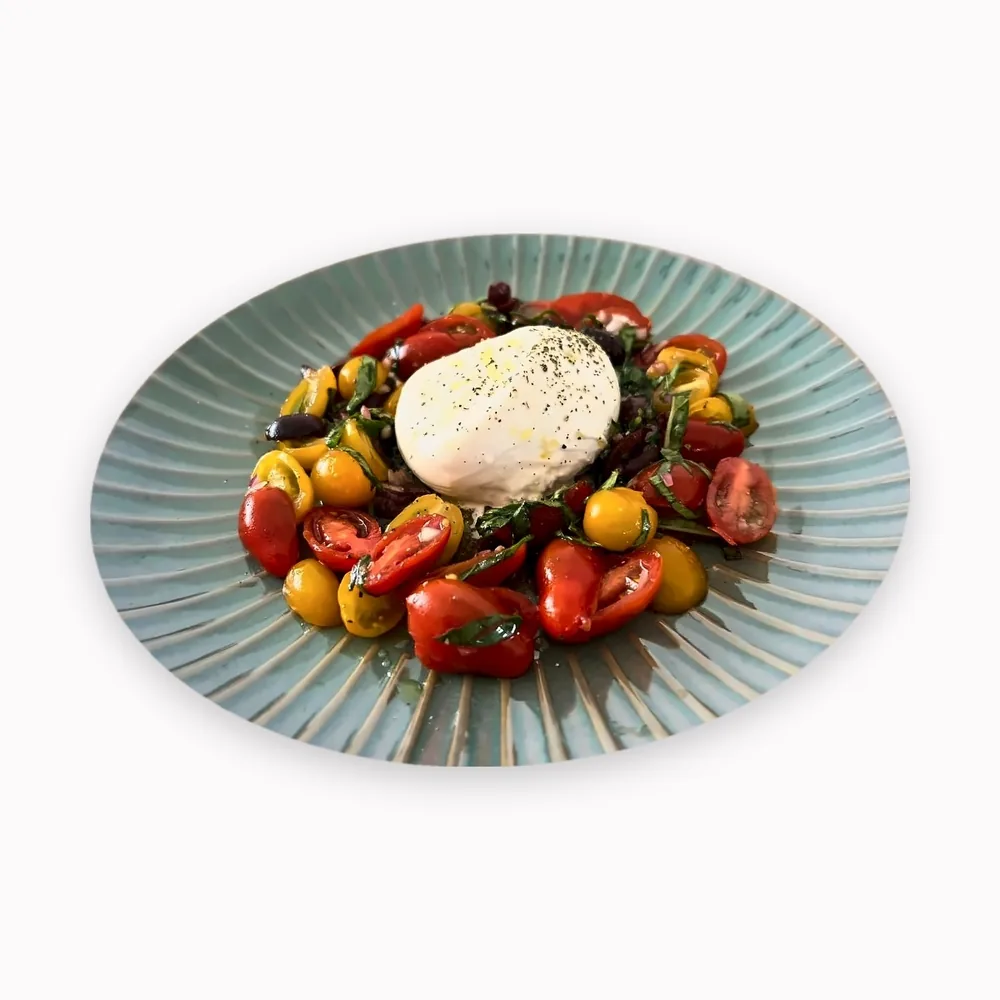 Burrata con jitomates cherry y albahaca