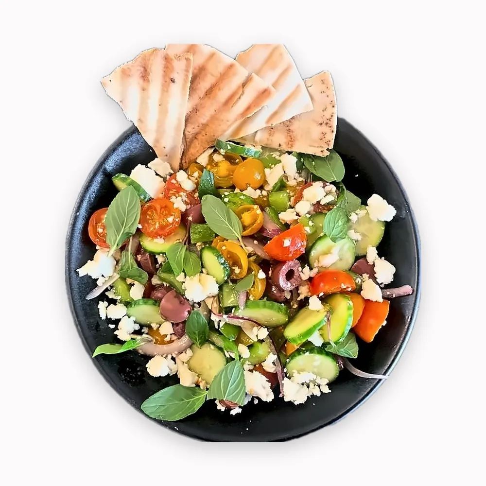 Ensalada griega con queso feta, aceitunas y pan pita