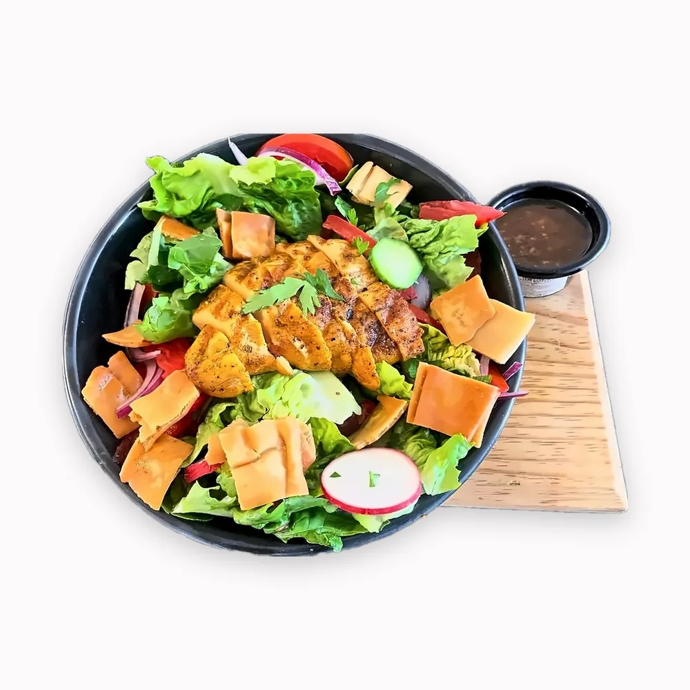Ensalada de pollo con pan pita
