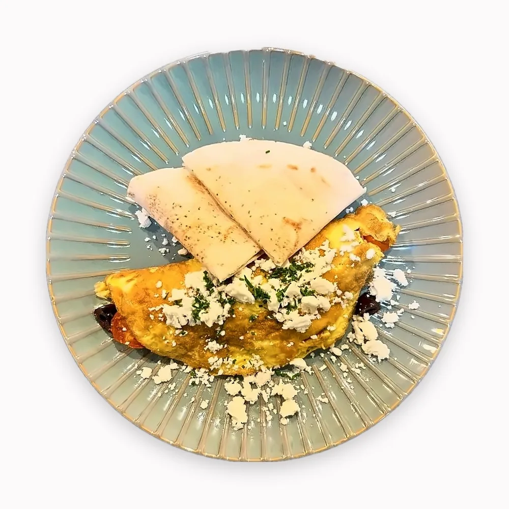 Omelette con queso feta y pan pita