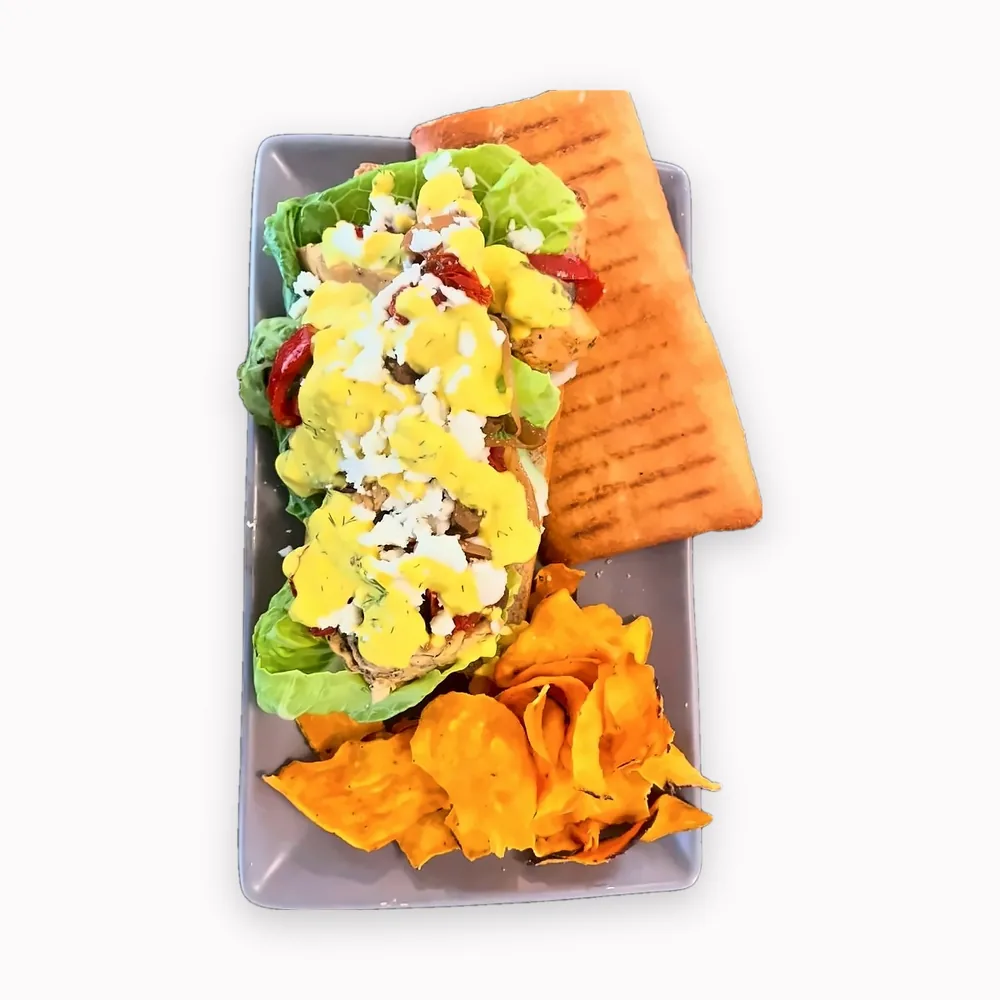 Sándwich de pollo estilo griego con aderezo de eneldo y chips de camote