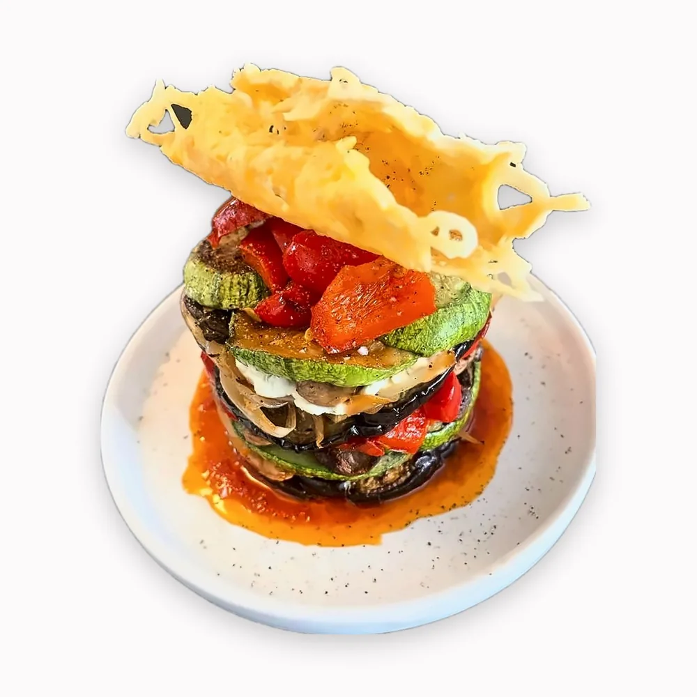 Torre de vegetales asados con crocante de parmesano
