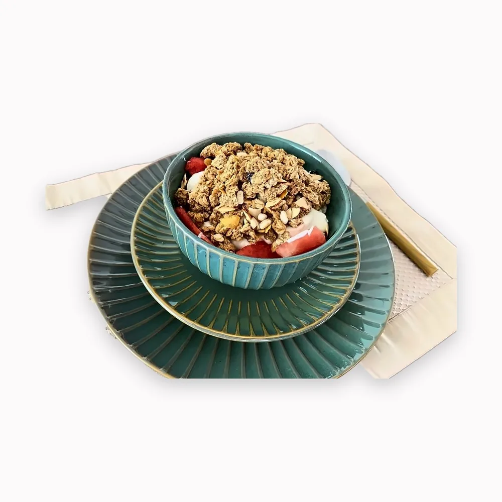 Yogurt con granola casera y fruta fresca